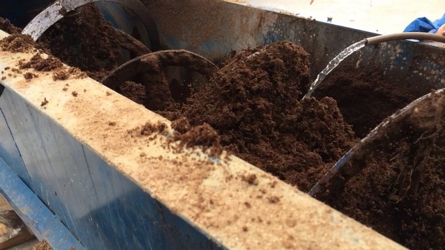 Nên tưới nước tạo độ ẩm cho các tầng nguyên liệu khi ủ phân