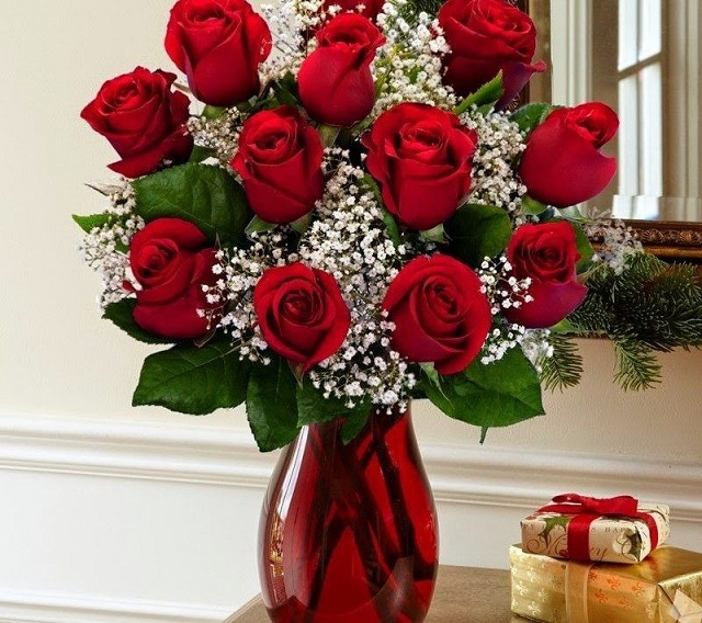Mang vẻ đẹp quyến rũ lại dễ trang trí nên hoa hồng đỏ được sử dụng rất phổ biến