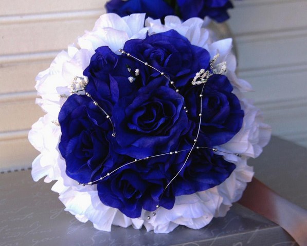 Những bó hoa cưới thường kết hợp giữa bông hồng xanh và bông hồng trắng