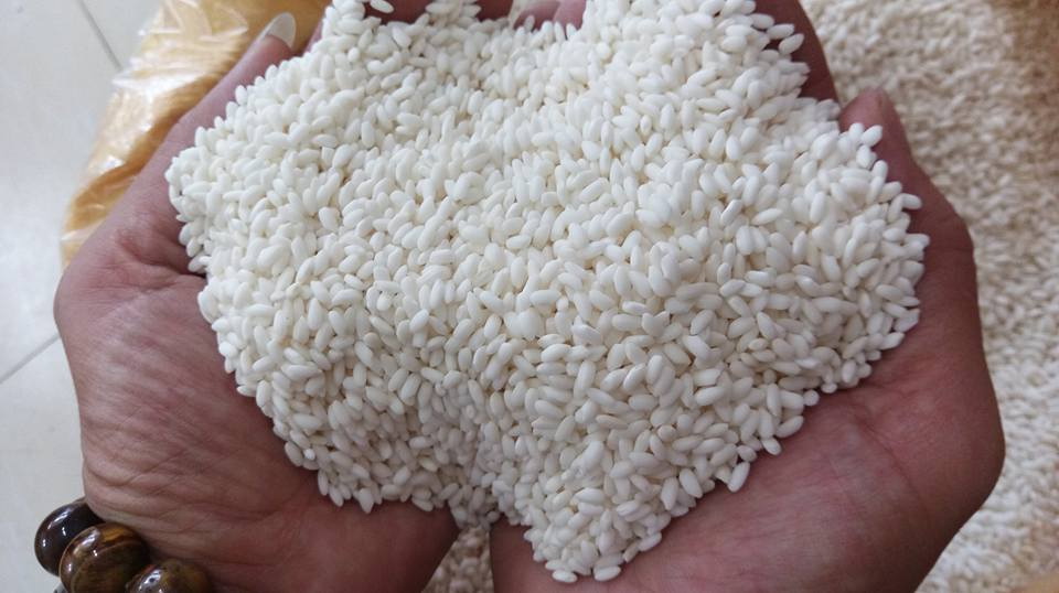 Chõ xôi nếp cái hoa vàng đang đồ trên bếp, tỏa hương thơm lừng