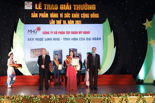 Bà Phạm Mỹ Hạnh Chủ tịch HĐQT Công ty cổ phần Tập đoàn Mỹ Hạnh nhận bằng khen “Sản phẩm vàng vì sức khỏe cộng đồng năm 2021”