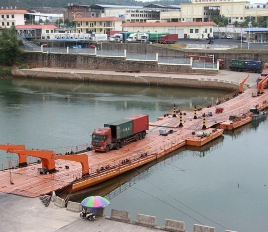 Trung Quốc bất ngờ hạn chế nhập khẩu hàng tấn tôm hùm chết tại cửa khẩu